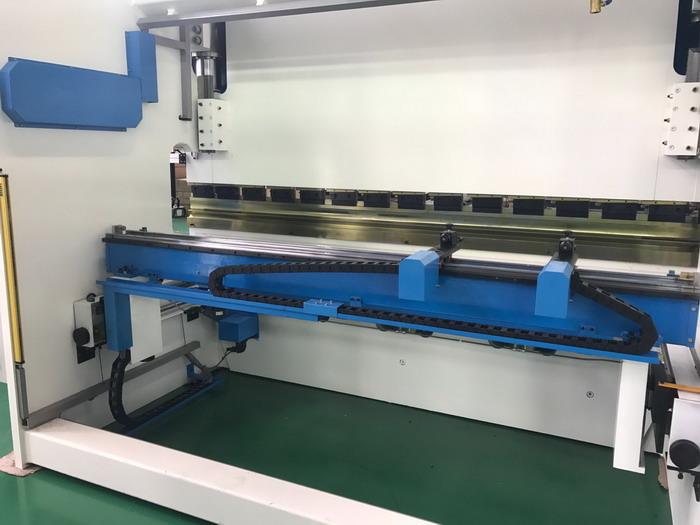 AHYW Yawei 7 axis PBH cnc brake press back gauge 220T3M metal bending machine made in china
